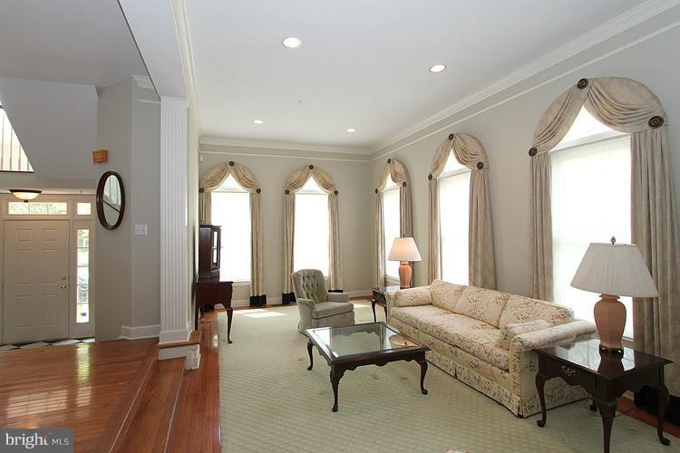 201 Hart Road Gaithersburg, MD 20878 - Photo 29 of 30 Living Room