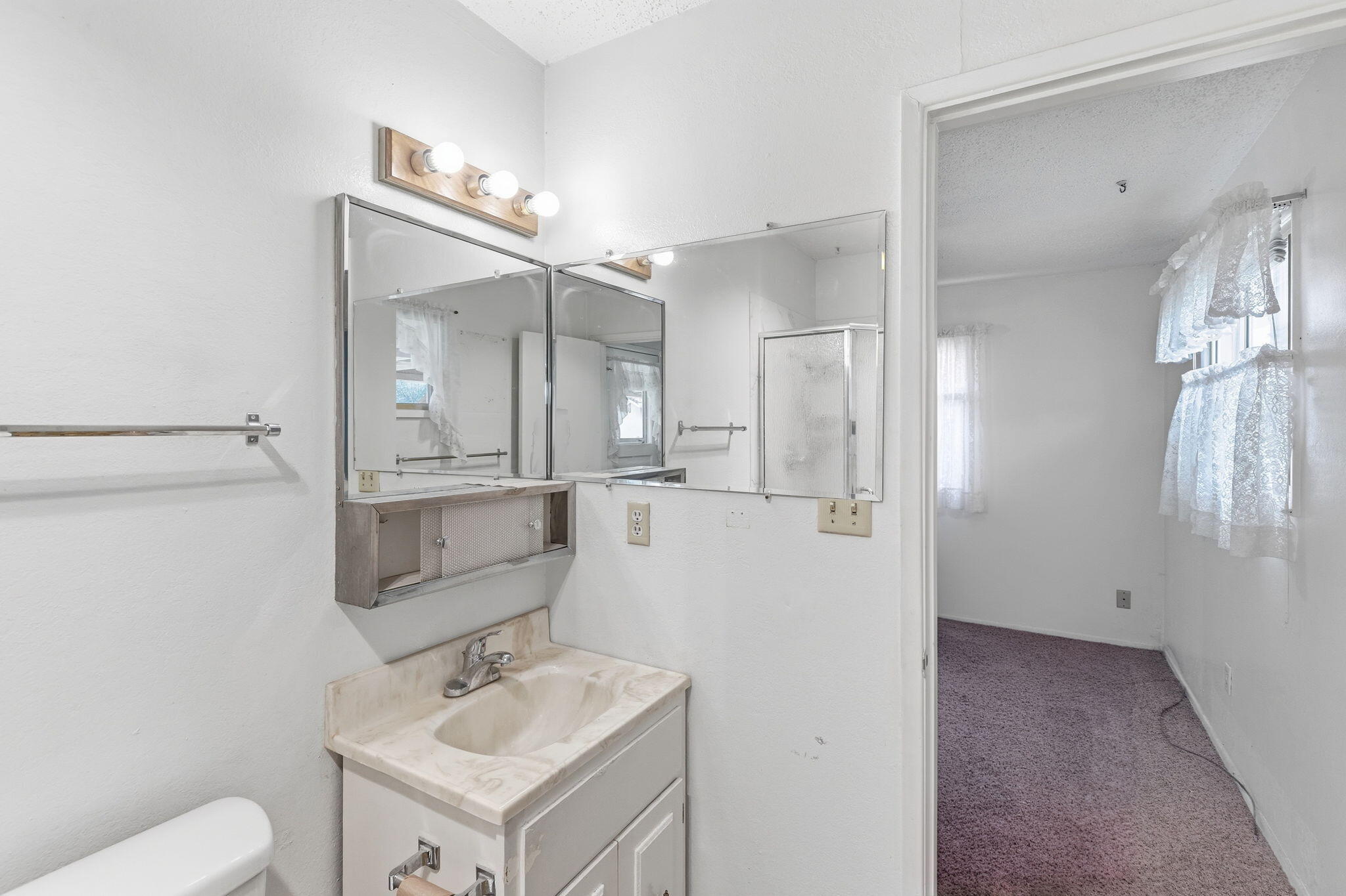207 Holiday Lane Central Point, OR 97502 - Photo 13 of 38 Primary Bedroom- Bathroom w/access to Kitchen
