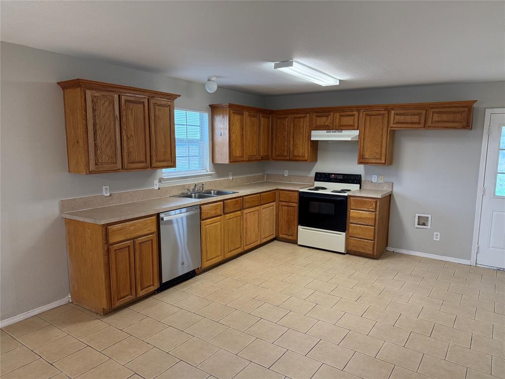 209 Blue Bell Court Weatherford, TX 76088 - Photo 4 of 23