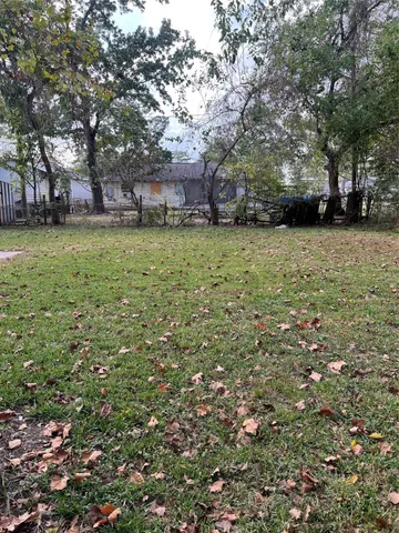 a view of a yard with a house