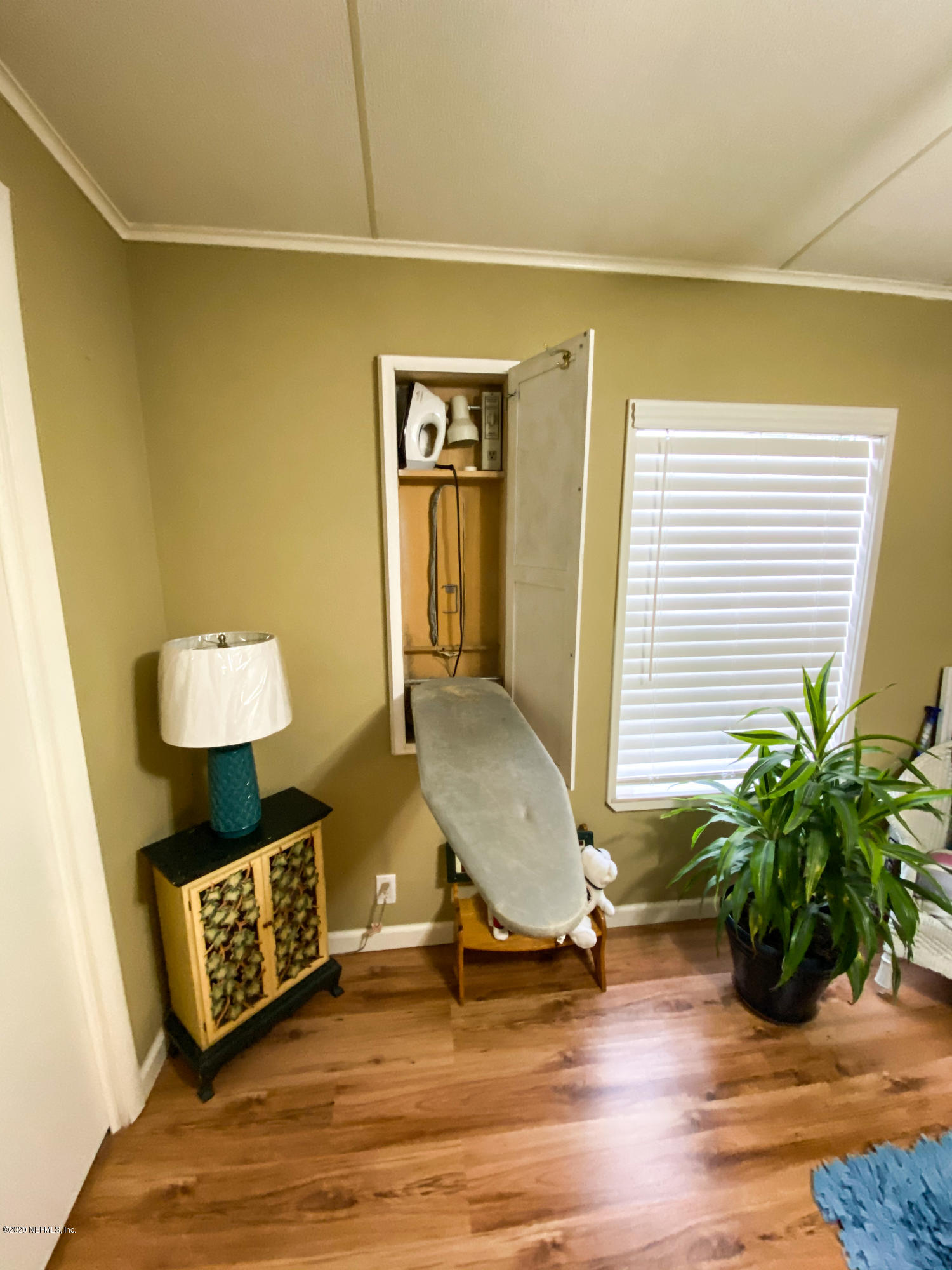 86116 Pages Dairy Road Yulee, FL 32097 - Photo 29 of 46 a living room with furniture and a potted plant