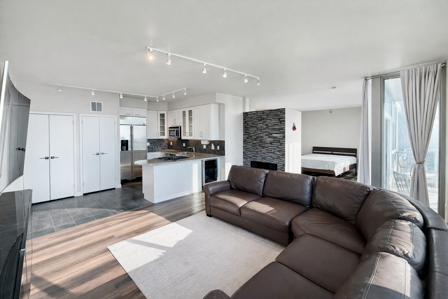 701 South Wells Street, Unit 1506 Chicago, IL 60607 - Photo 5 of 21 a living room with furniture and a kitchen