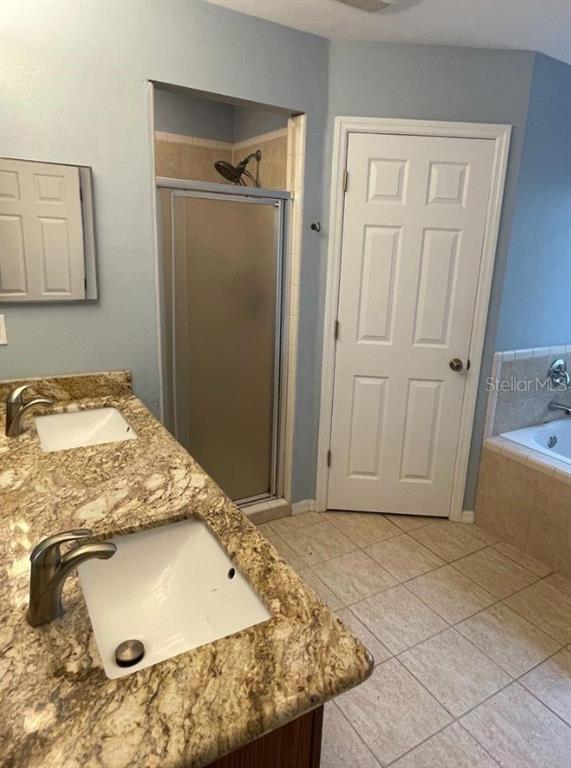 7491 Southwest 86th Way Gainesville, FL 32608 - Photo 6 of 15 a bathroom with a tub