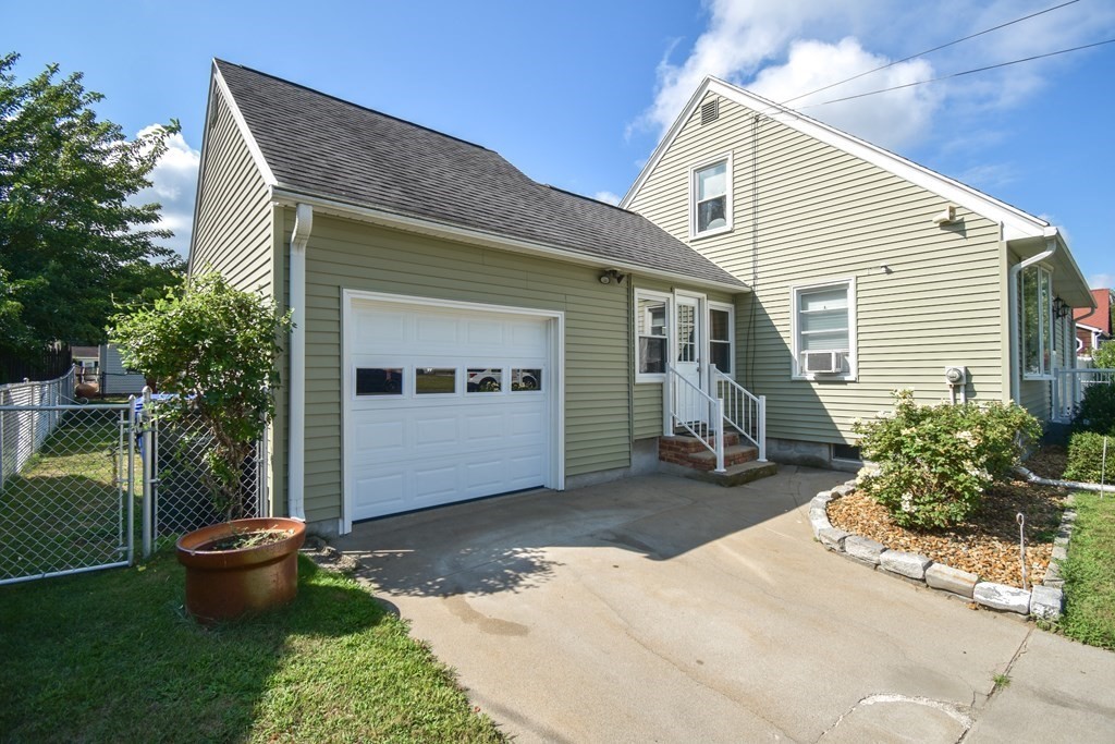 33 Gertrude Street Springfield, MA 01118 - Photo 2 of 41 Gallery Image 2