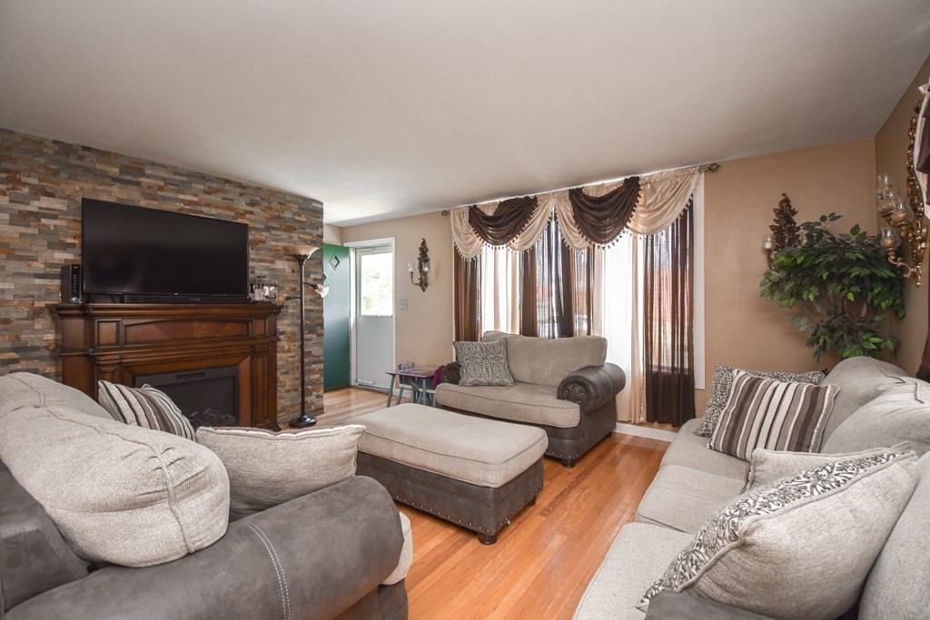 33 Gertrude Street Springfield, MA 01118 - Photo 4 of 41 Gallery Image 4