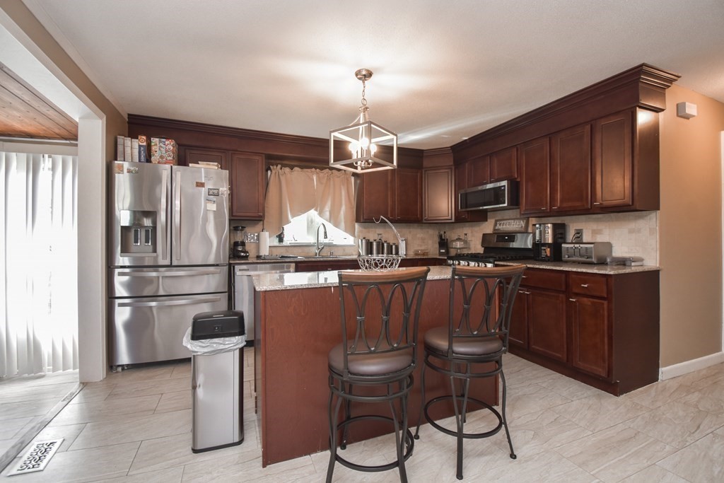 33 Gertrude Street Springfield, MA 01118 - Photo 6 of 41 Gallery Image 6