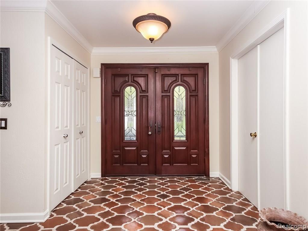 36837 Chesapeake Road Farmington Hills, MI 48335 - Photo 2 of 35