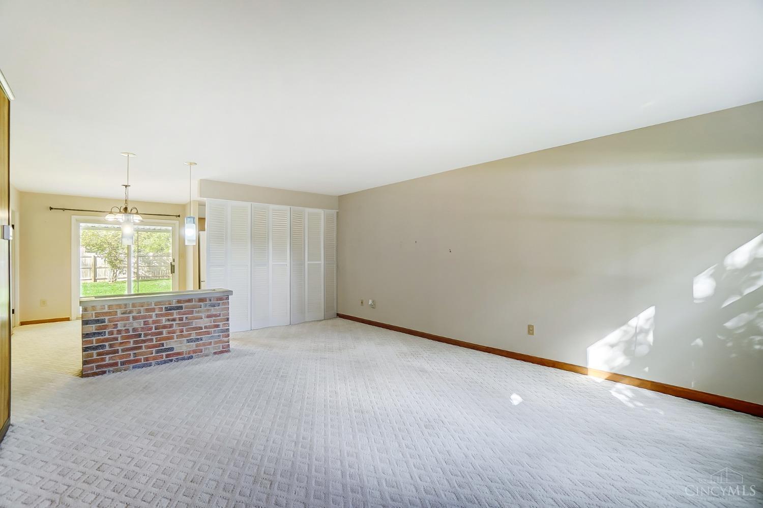 10065 Pippin Road Cincinnati, OH 45231 - Photo 5 of 37