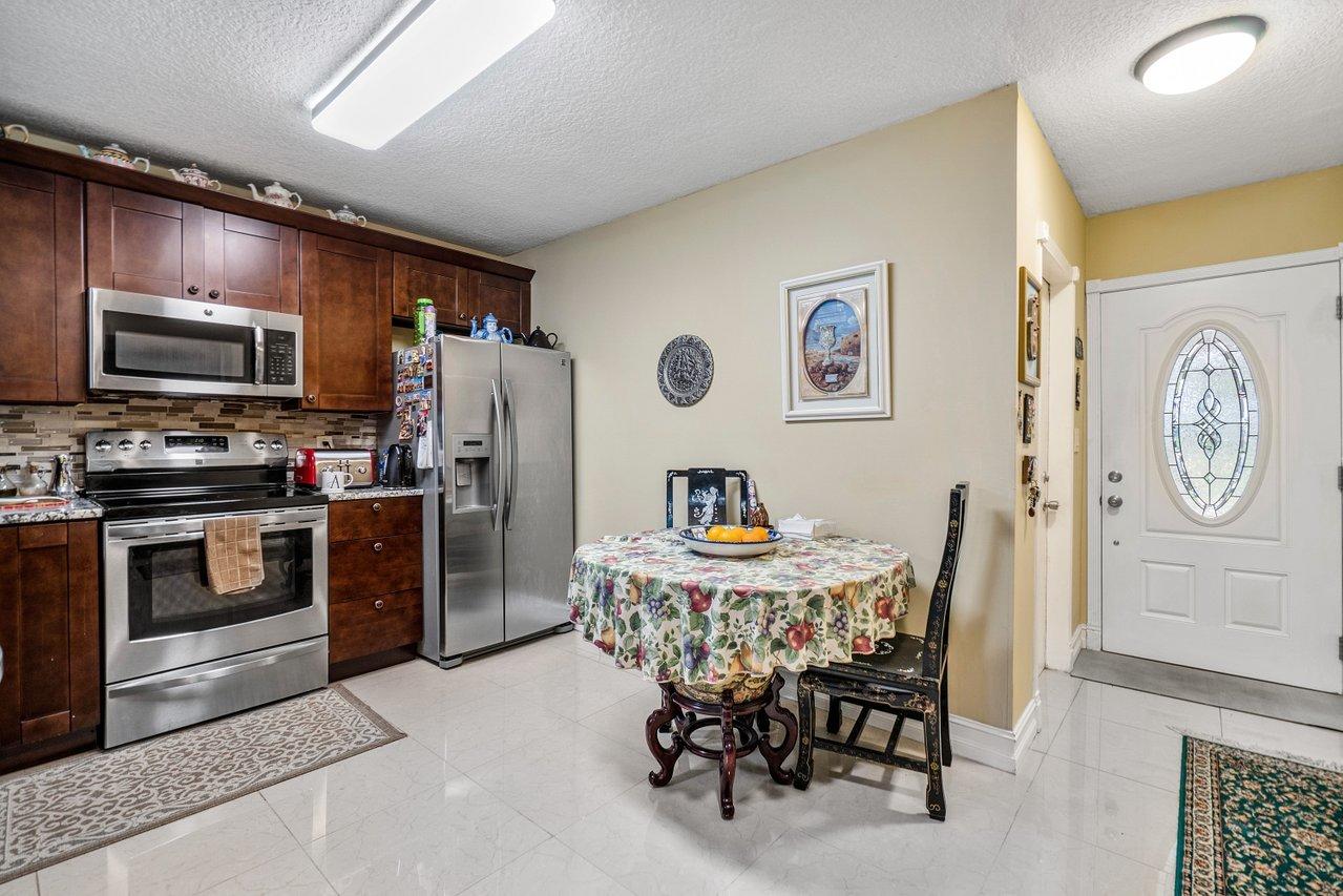 18940 Stewart Circle, Unit 6 Boca Raton, FL 33496 - Photo 4 of 15 005-18940StewartCircle-BocaRaton-FL-3349