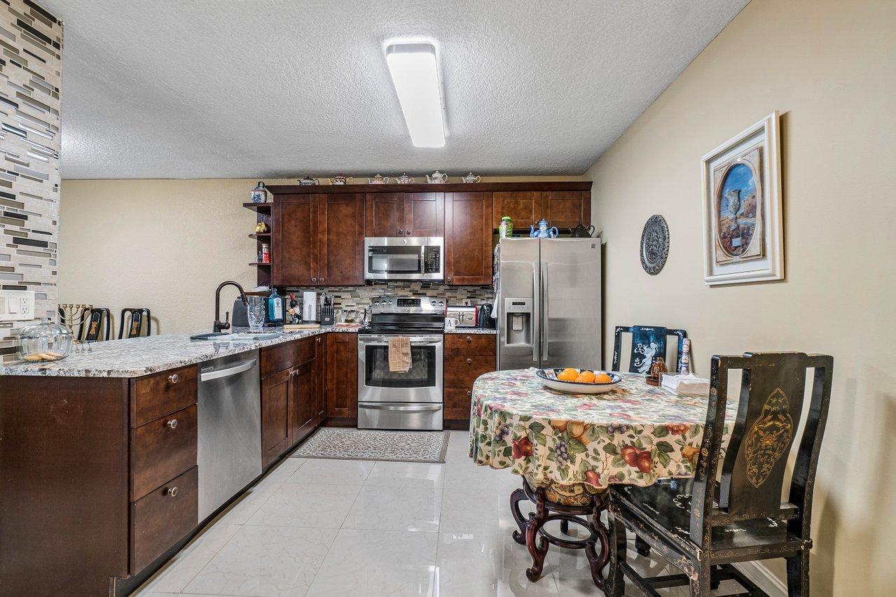 18940 Stewart Circle, Unit 6 Boca Raton, FL 33496 - Photo 5 of 15 009-18940StewartCircle-BocaRaton-FL-3349