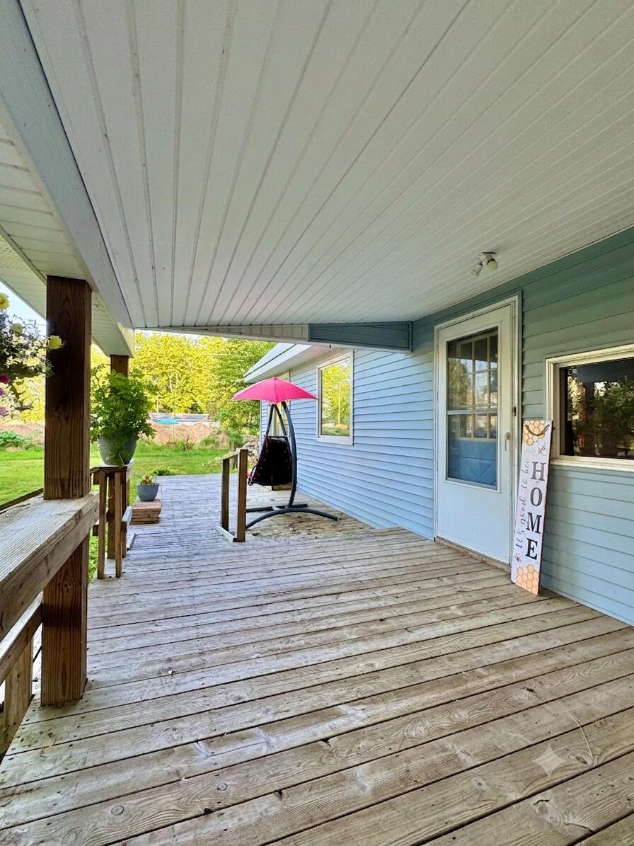 9462 East Colby Road Crystal, MI 48818 - Photo 6 of 51 Front porch