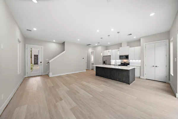 $2,275 | 24A Bucan Street, Unit C, Houston, TX 77076