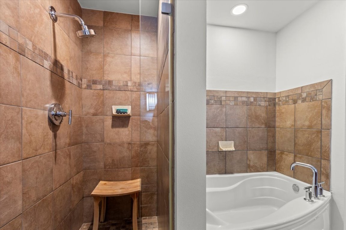 1812 West Avenue, Unit 306 Austin, TX 78701 - Photo 32 of 38 Full bath featuring a garden tub and tiled shower