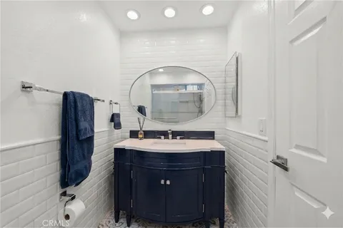 a view of living room with washer and dryer