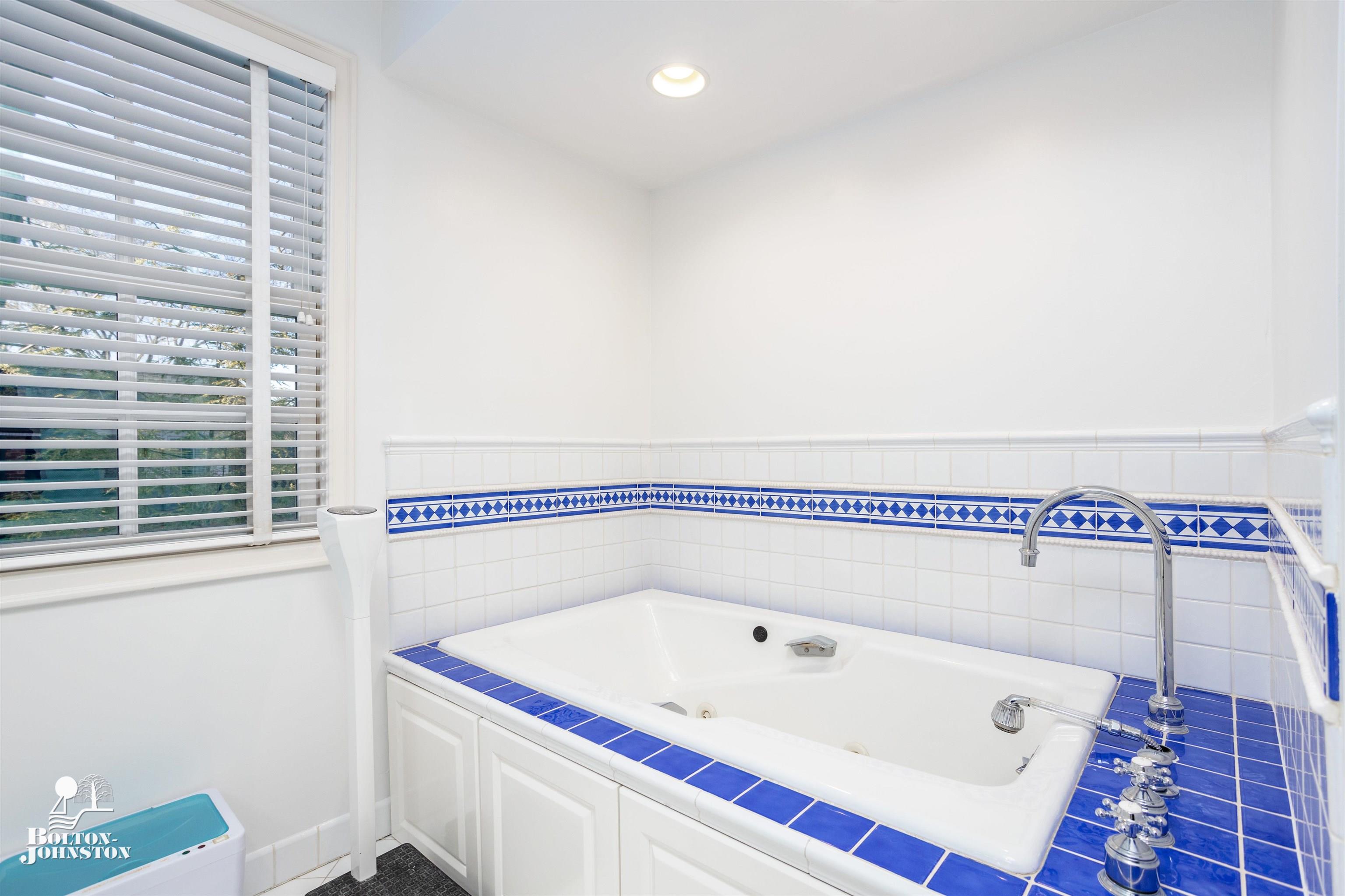 77 Merriweather Road Grosse Pointe, MI 48236 - Photo 35 of 73 Jacuzzi Bath