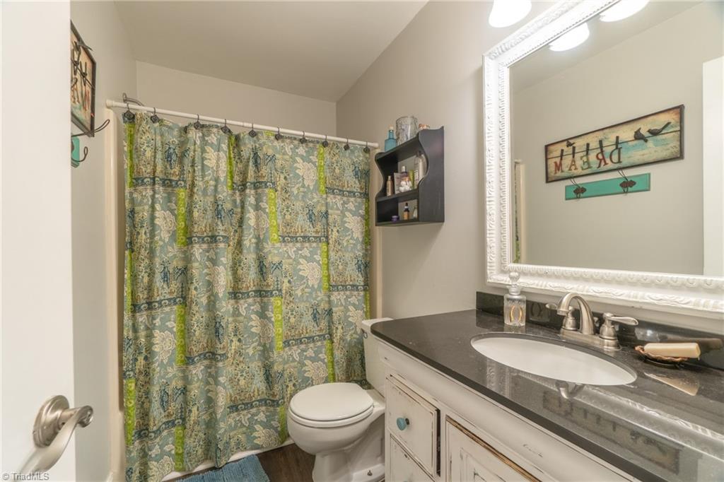 3201 Pipers Way High Point, NC 27265 - Photo 16 of 21