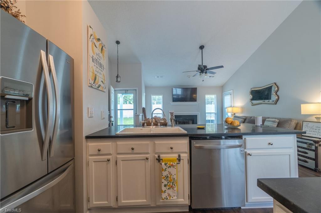 3201 Pipers Way High Point, NC 27265 - Photo 7 of 21
