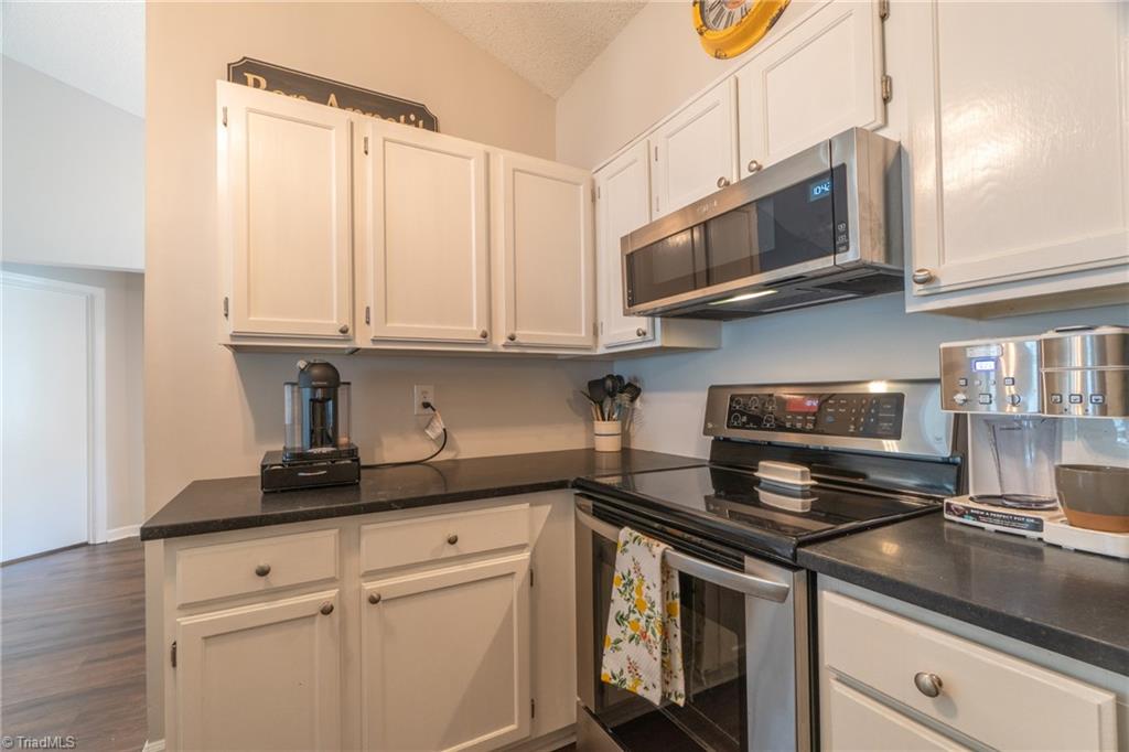 3201 Pipers Way High Point, NC 27265 - Photo 8 of 21