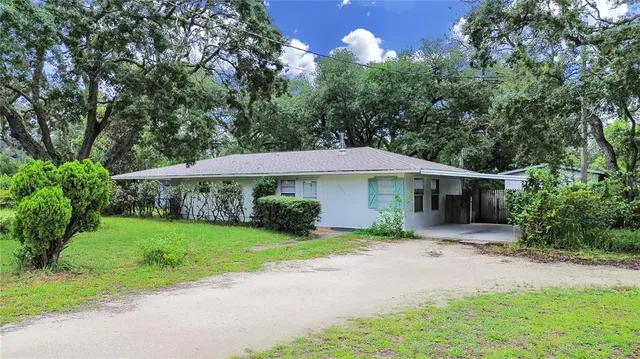 a view of a house with backyard and garden