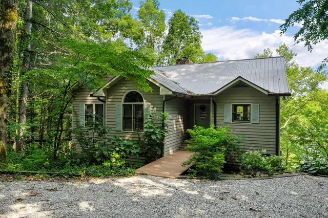 a view of a yard in front of house