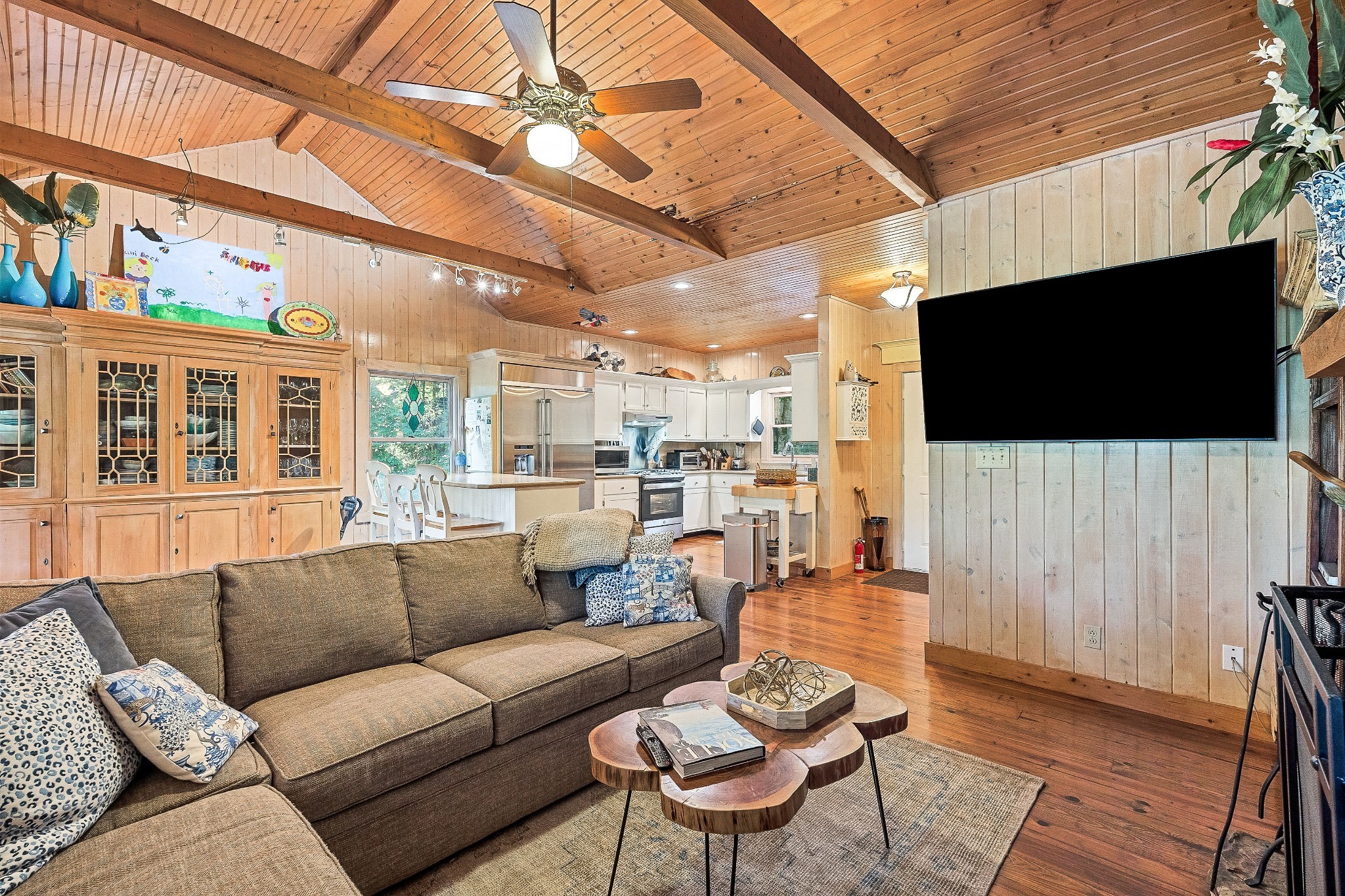 2541 Sparkman Town Road Doyle, TN 38559 - Photo 11 of 72 a living room with furniture and a flat screen tv