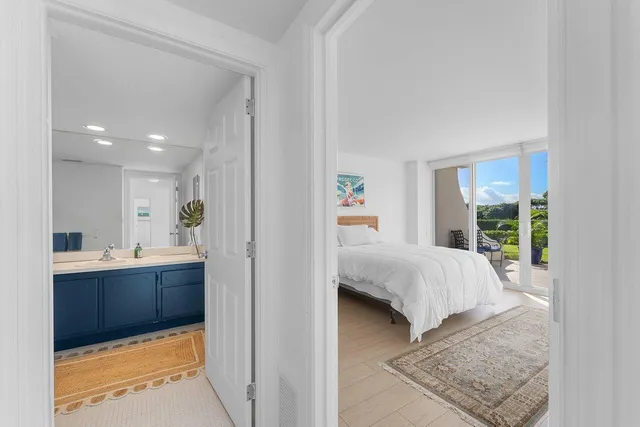 a en suite bathroom with sink and mirror