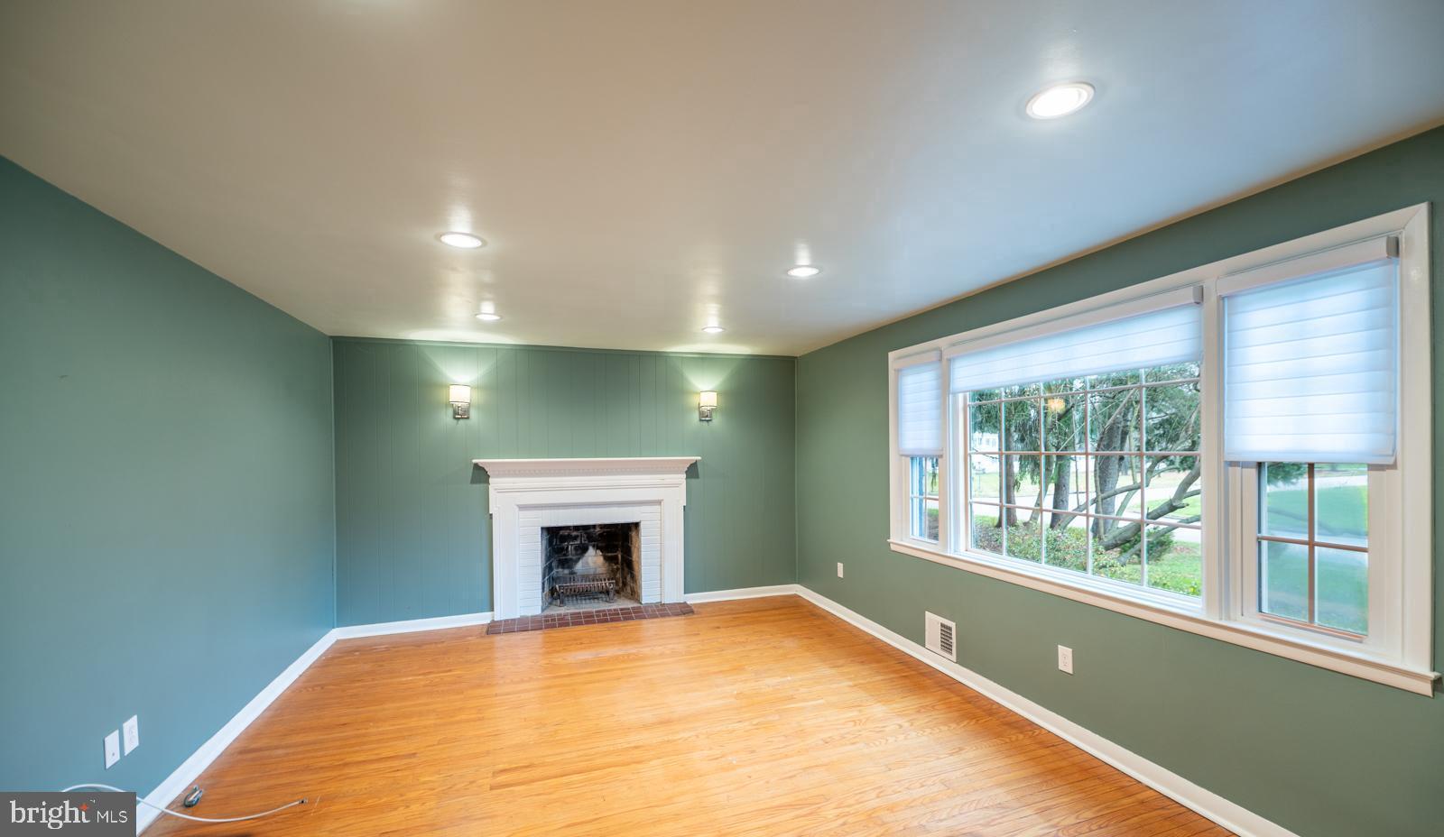 1122 Thomas Road Wayne, PA 19087 - Photo 3 of 31 Living Room