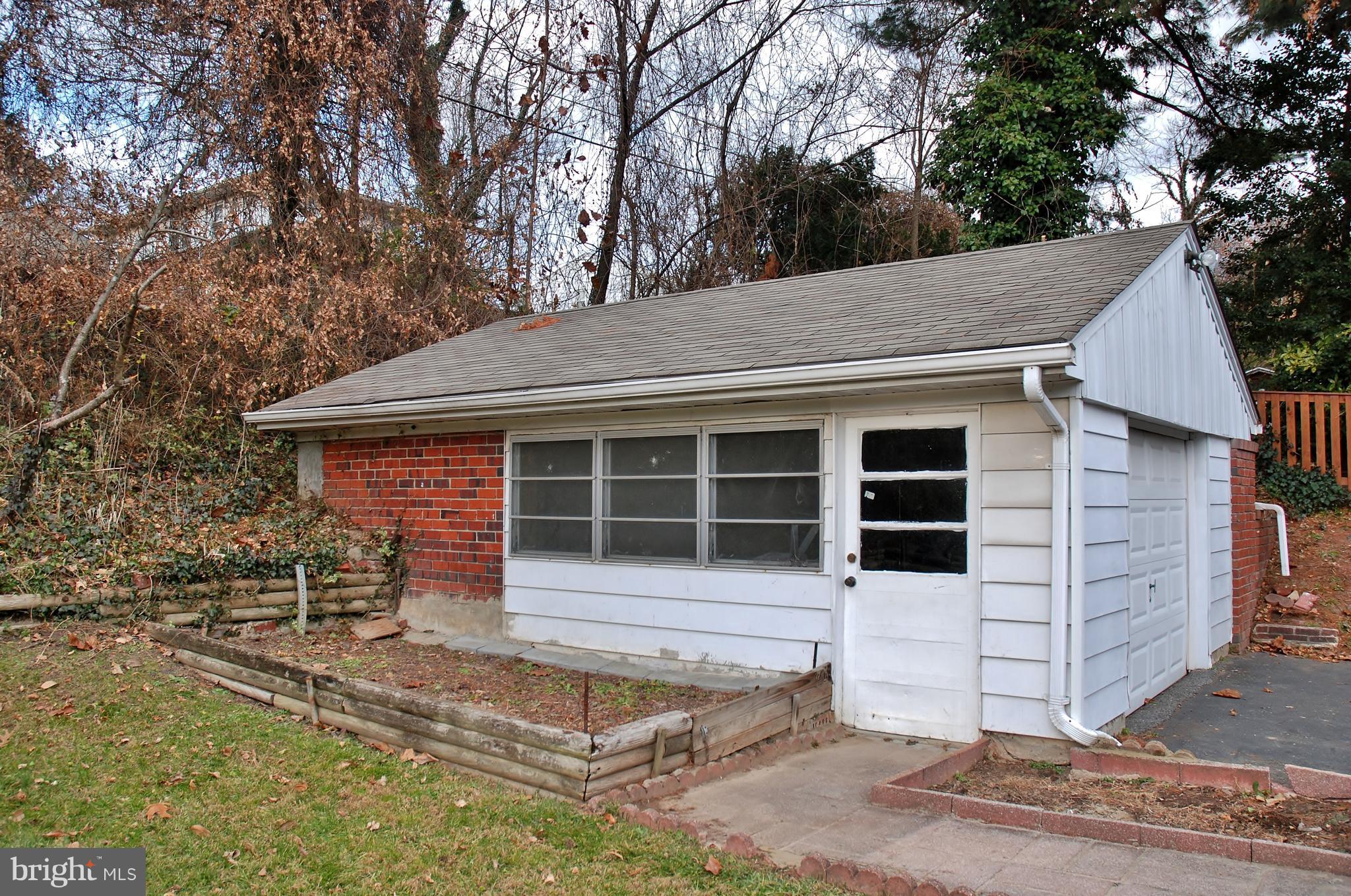 814 Providence Road Baltimore, MD 21286 - Photo 21 of 30 Garage, side view