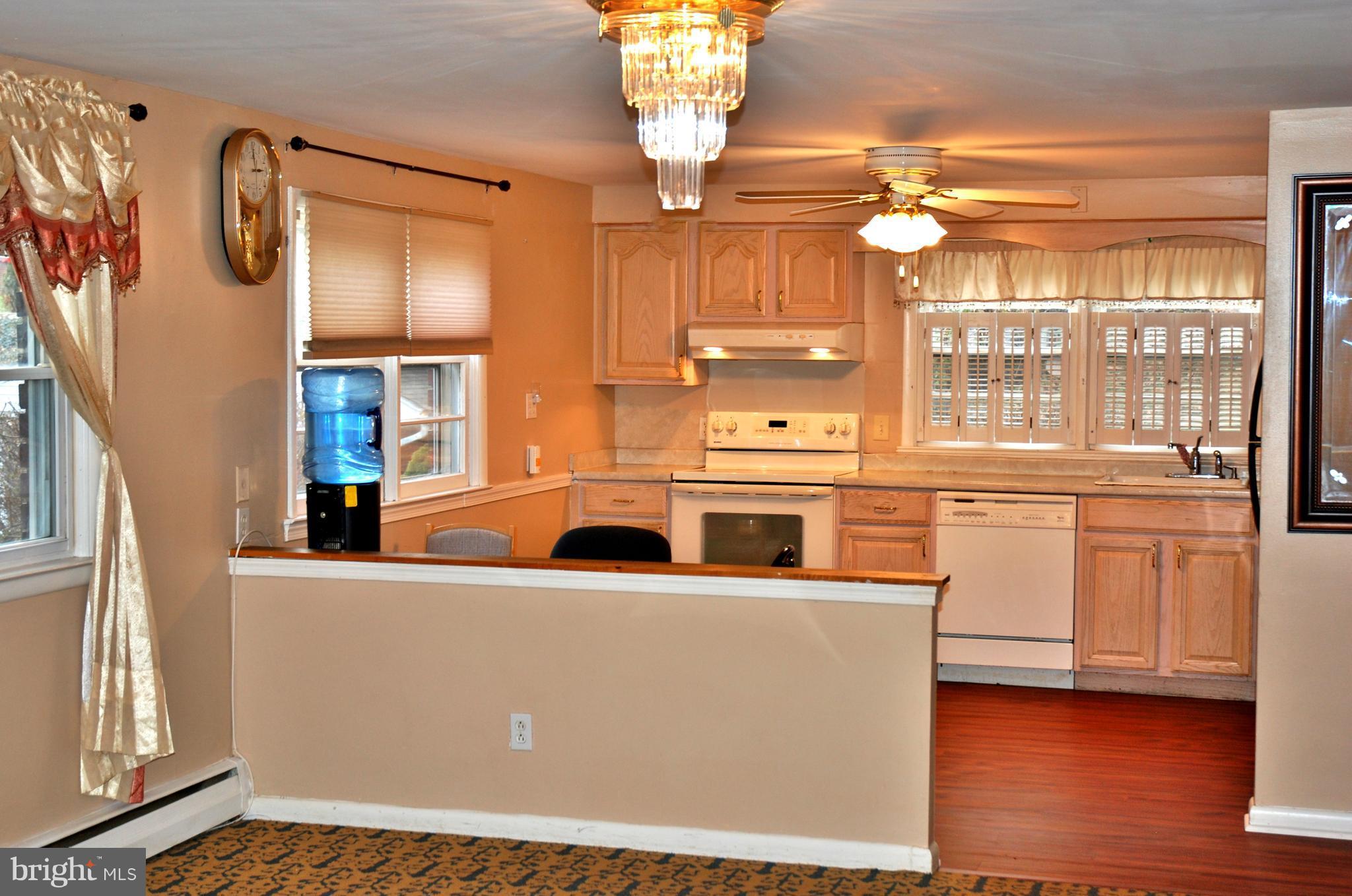 814 Providence Road Baltimore, MD 21286 - Photo 6 of 30 Kitchen/new laminate floor cover!