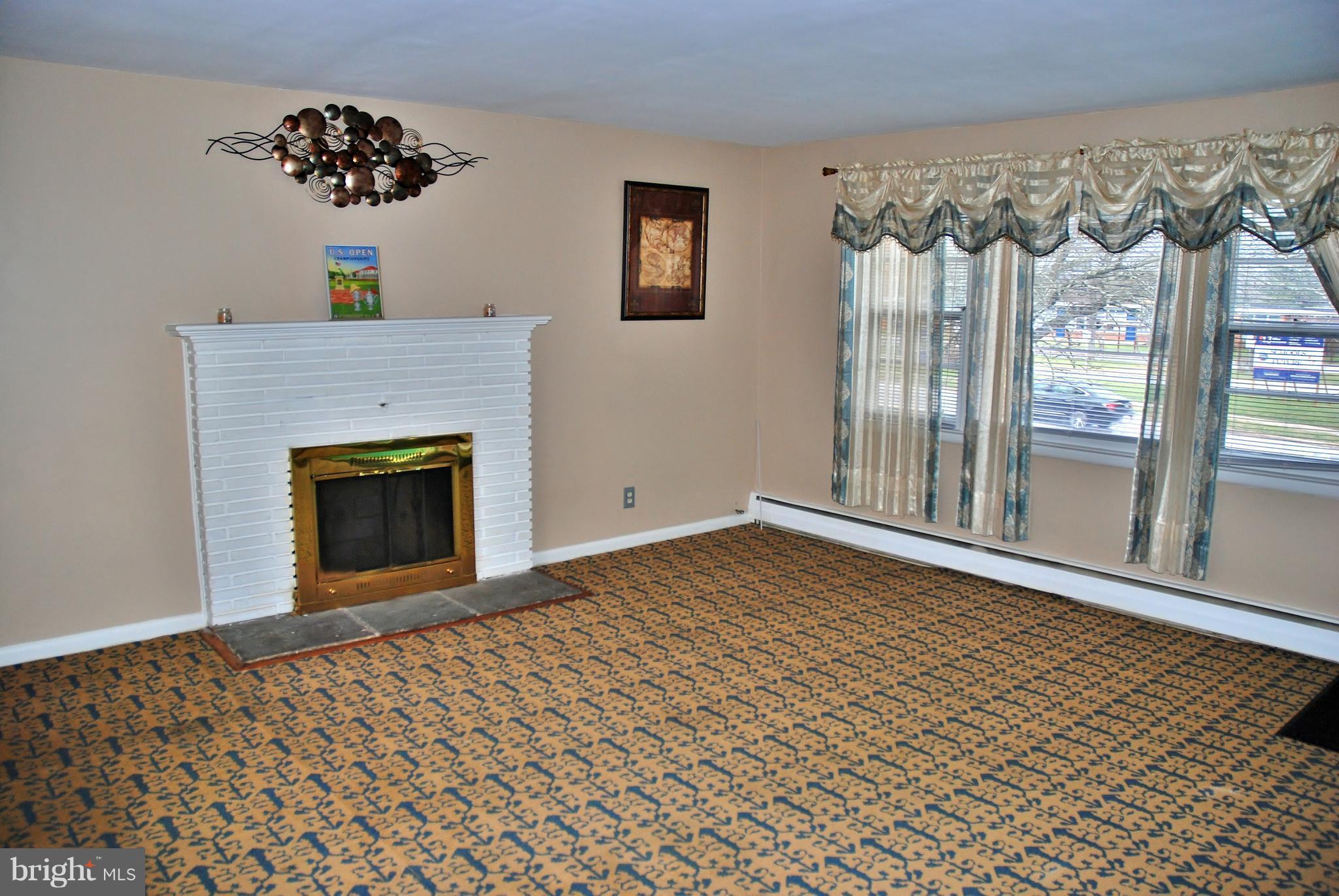814 Providence Road Baltimore, MD 21286 - Photo 8 of 30 Living Room