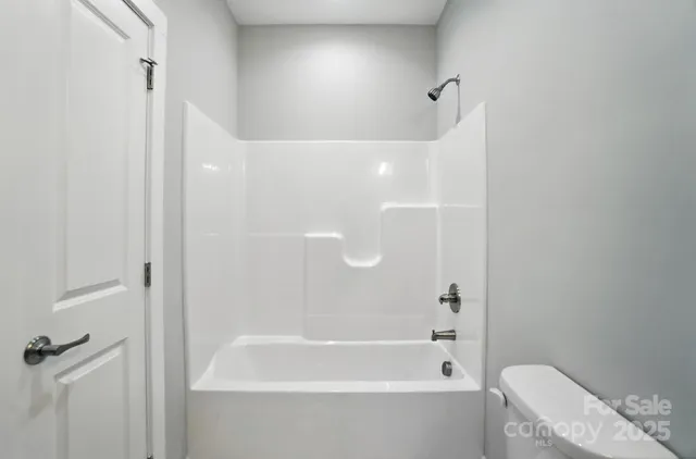 a view of a house with backyard and porch