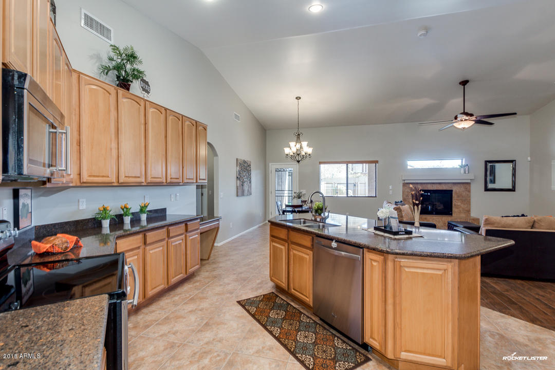 3753 East Del Rio Street Gilbert, AZ 85295 - Photo 18 of 49 19 3753 E Del Rio St Kitchen & Family Ro