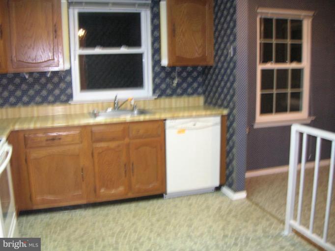 7087 Catalpa Road Frederick, MD 21703 - Photo 4 of 12 Kitchen with adjoining eat-in area