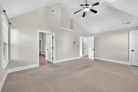 a view of empty room with a ceiling fan