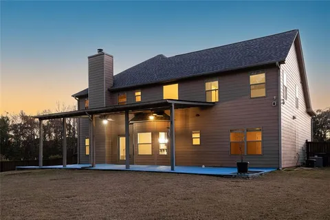 a view of a house with backyard