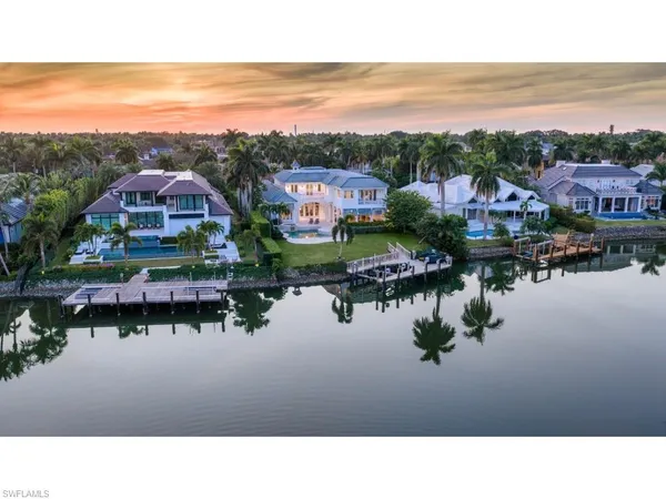 a view of houses with outdoor space and lake view