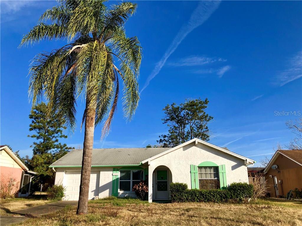 a view of a yard with a house