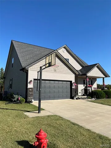 $359,900 | 148 Timberview Drive, Staunton, IL 62088