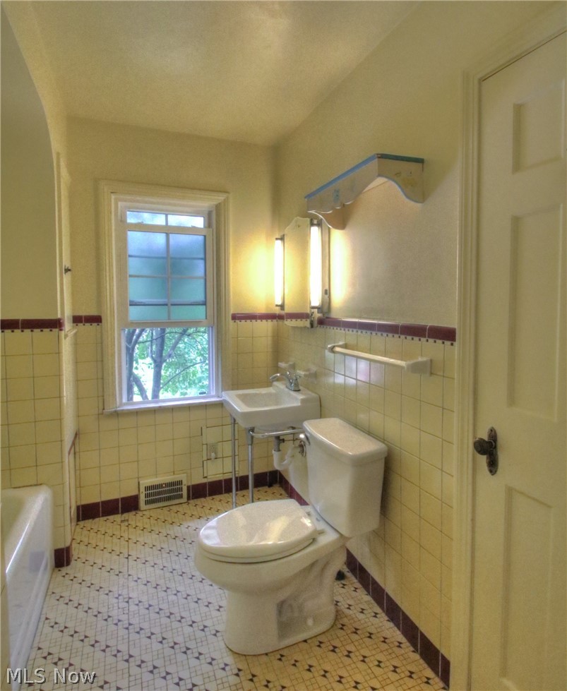 2547 Saybrook Road Cleveland, OH 44118 - Photo 19 of 27 Gallery Image 19