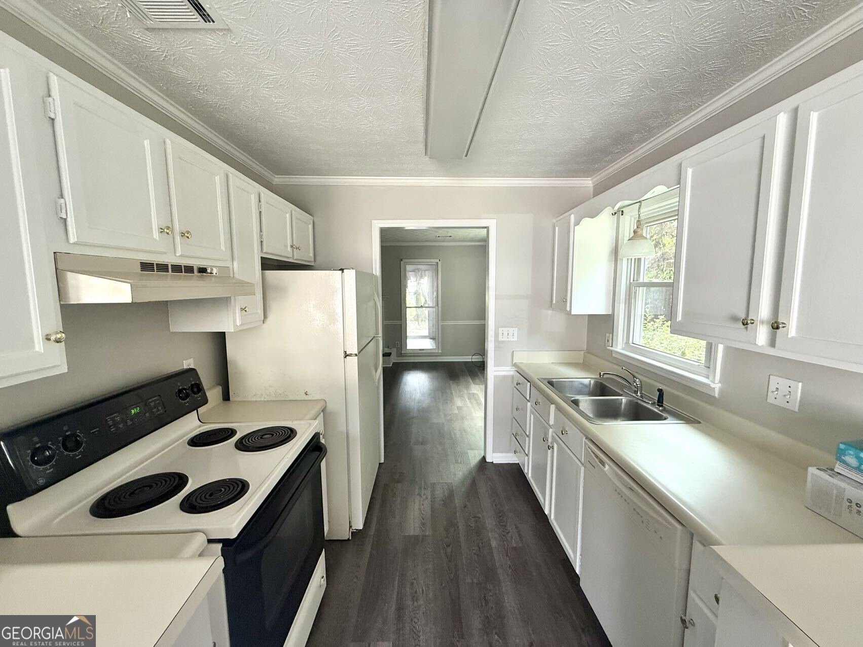 2949 Governors Court Marietta, GA 30066 - Photo 4 of 17 a kitchen with a stove a sink and a refrigerator