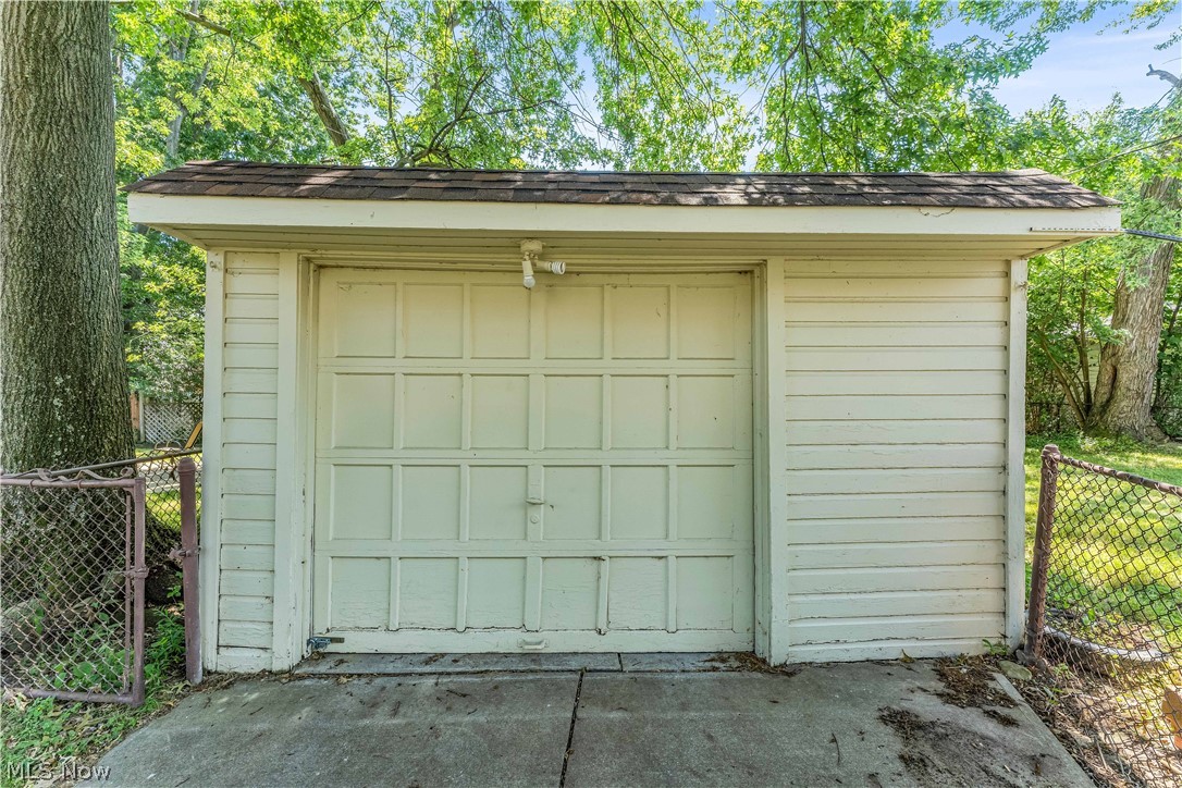 3842 Wallingford Road South Euclid, OH 44121 - Photo 4 of 31 View of garage