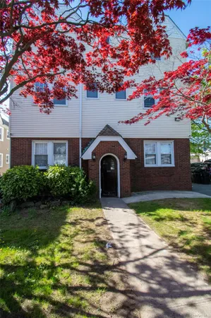 $2,850 | 840 Seaman Avenue, Unit 2W, Baldwin, NY 11510