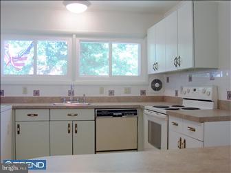17 High Road Levittown, PA 19056 - Photo 3 of 6 Kitchen