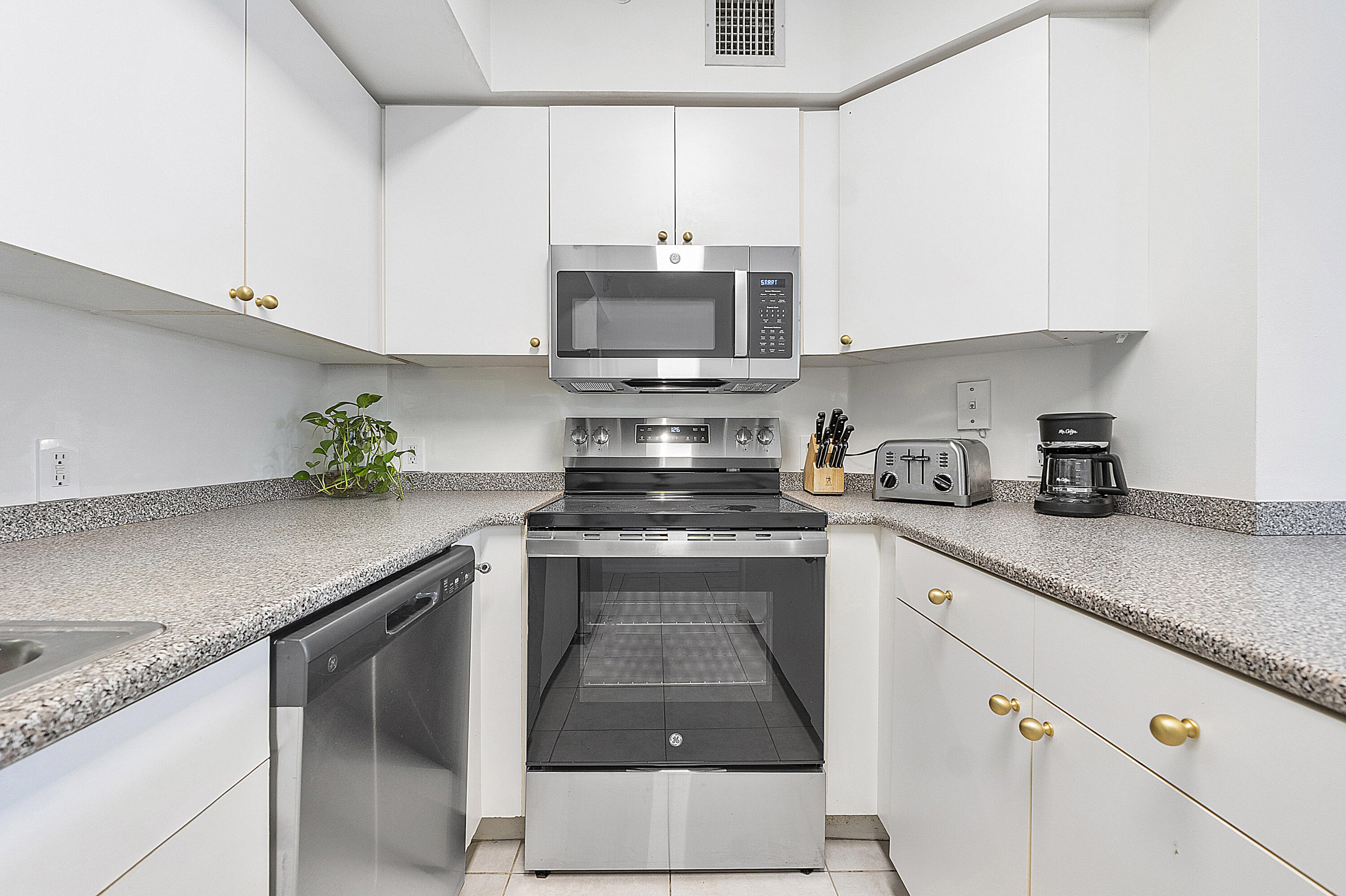 2105 Lavers Circle, Unit 305 Delray Beach, FL 33444 - Photo 11 of 43 2105 Lavers Cir_017