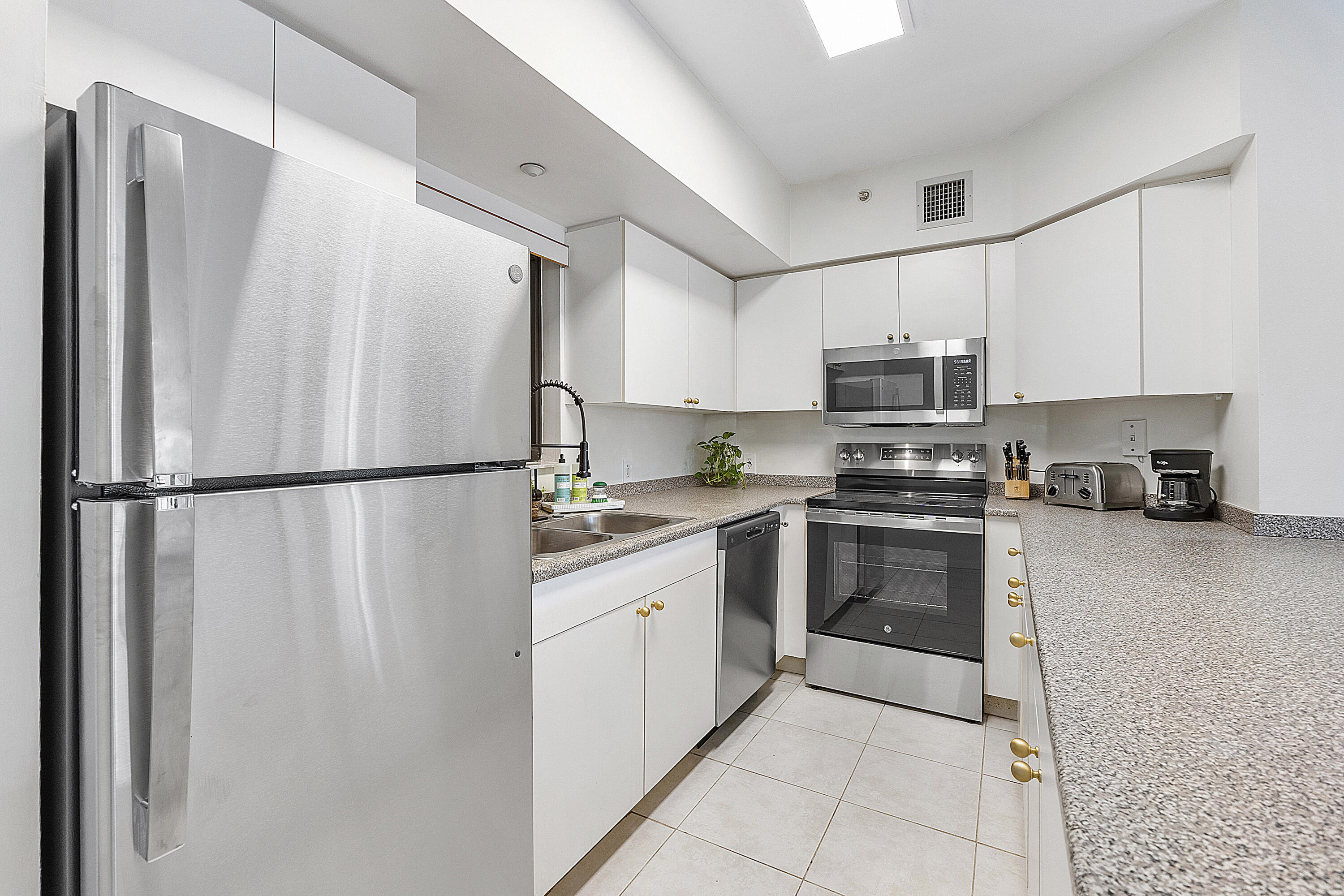 2105 Lavers Circle, Unit 305 Delray Beach, FL 33444 - Photo 12 of 43 2105 Lavers Cir_018