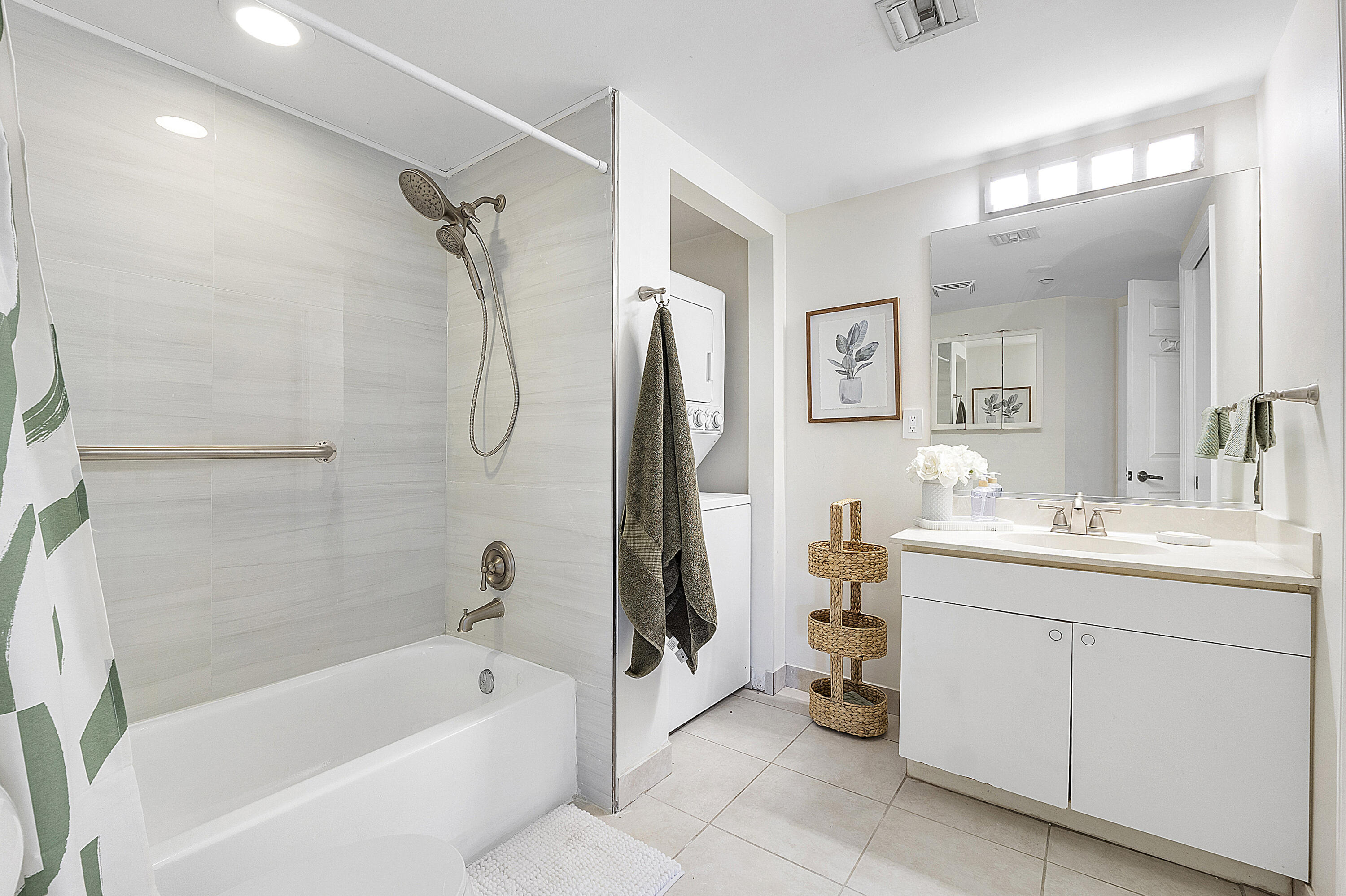 2105 Lavers Circle, Unit 305 Delray Beach, FL 33444 - Photo 7 of 43 2105 Lavers Cir_037