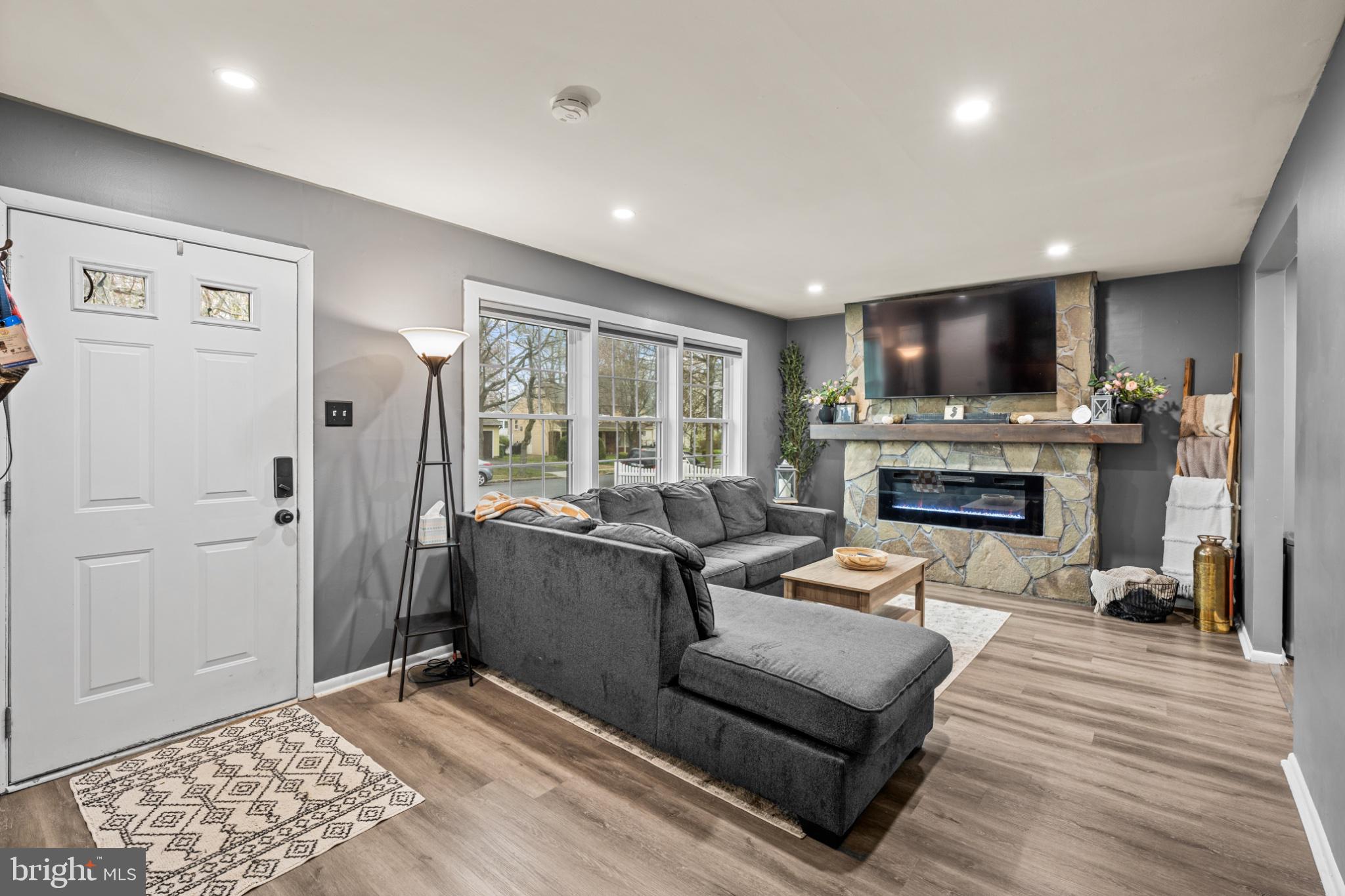 6 Sussex Road Marlton, NJ 08053 - Photo 5 of 22 Modern living space with cozy charm.