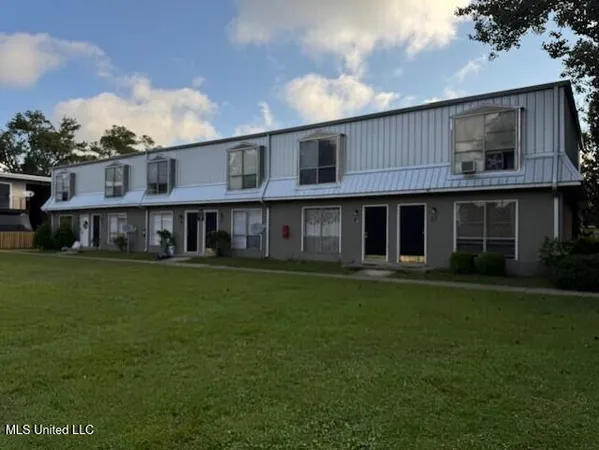 $1,065 | 2823 Bienville Boulevard, Ocean Springs, MS 39564