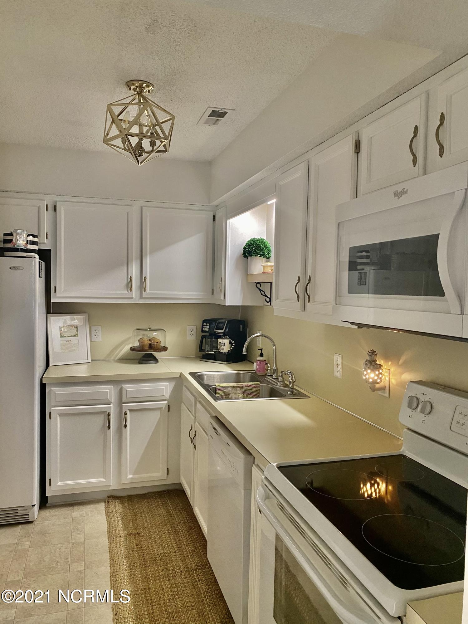1983 Quail Ridge Road, Unit E Greenville, NC 27858 - Photo 4 of 15 IMG_2146