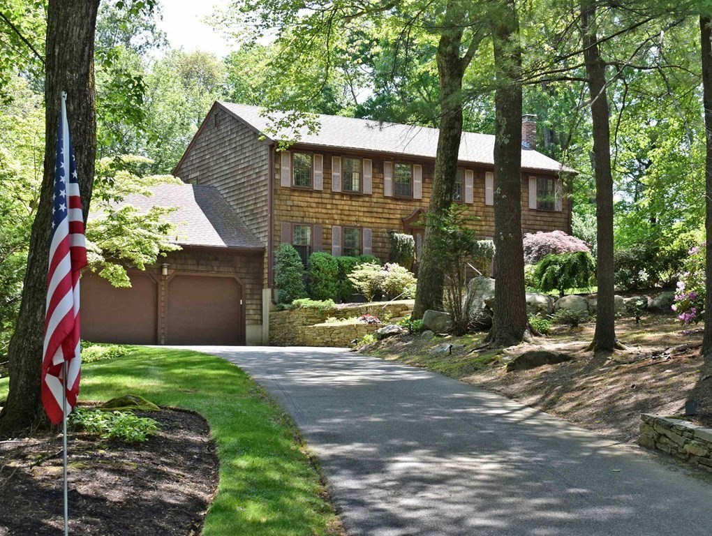 a view of a house with backyard